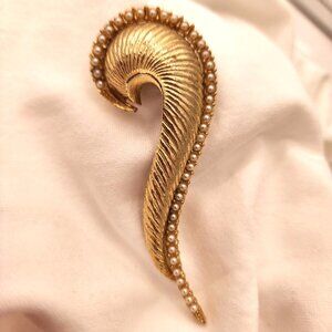 Vintage Dalsheim Gold-Tone Leaf Brooch With Faux Pearls MCM Swirl Long Pin
